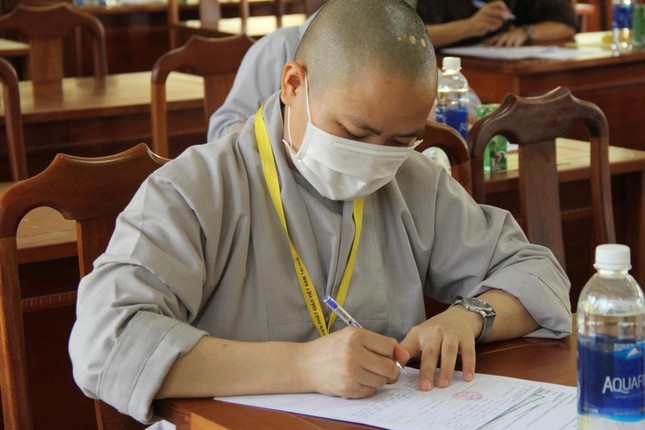 Thí sinh nghiêm túc làm bài thi