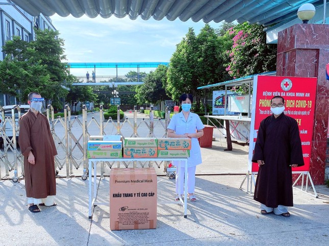 Ban Trị sự GHPGVN huyện Quỳnh Lưu tặng quà tới lực lượng tuyến đầu tại Bệnh viện Đa khoa Minh An Ban Trị sự GHPGVN huyện Quỳnh Lưu tặng quà tới lực lượng tuyến đầu tại Bệnh viện Đa khoa Minh An