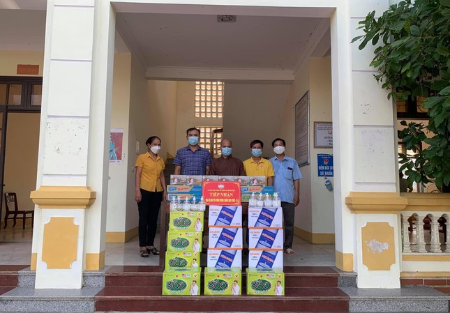 Đại đức Thích Quảng Văn trao quà hỗ trợ lực lượng tuyến đầu tại xã Quỳnh Yên Đại đức Thích Quảng Văn trao quà hỗ trợ lực lượng tuyến đầu tại xã Quỳnh Yên
