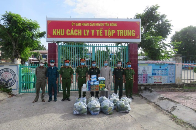 Đại đức Thích Chơn Trí tặng quà tại khu cách ly y tế tập trung huyện Tân Hồng