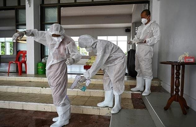 Các nhà sư trang bị PPE và khử trùng Các nhà sư trang bị PPE và khử trùng