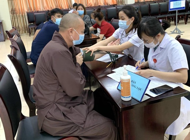 Chư Tăng được kiểm tra sức khỏe trước khi tiêm vắc-xin Covid-19 Chư Tăng được kiểm tra sức khỏe trước khi tiêm vắc-xin Covid-19