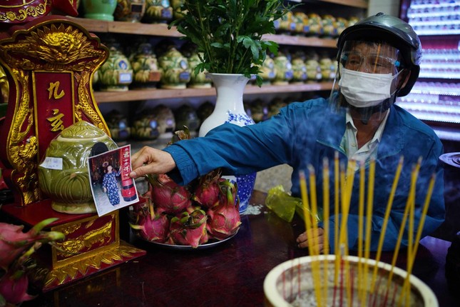Tấm ảnh hiếm hoi của mẹ ông Hai còn giữ lại được ông mang đến chùa làm ảnh thờ tạm - Ảnh: Độc Lập