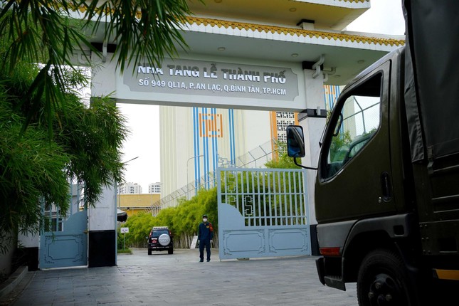 Từ Bình Hưng Hòa, các hũ cốt của người mất vì Covid-19 được đưa về Nhà tang lễ TP - Ảnh: Độc Lập