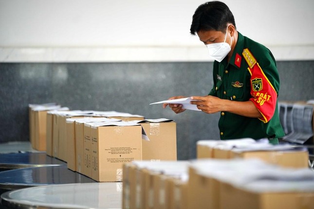 Ban chỉ huy quân sự quận 7 đến nhận 5 hũ cốt vào trưa 9-8, ngay sau đó đã đi trao đến tận tay người thân để lo hậu sự - Ảnh: Độc Lập