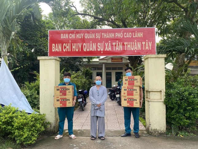 Đại diện chùa Tân Long trao quà tại Ban Chỉ huy Quân sự xã Tân Thuận Tây