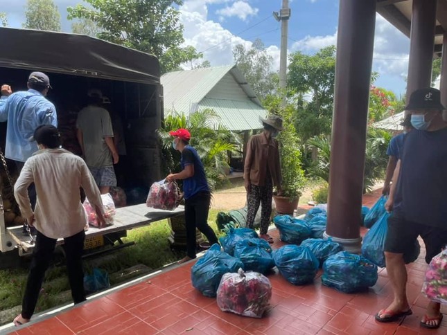 Chùa chuẩn bị rau củ, trái cây chuyển lên TP.HCM