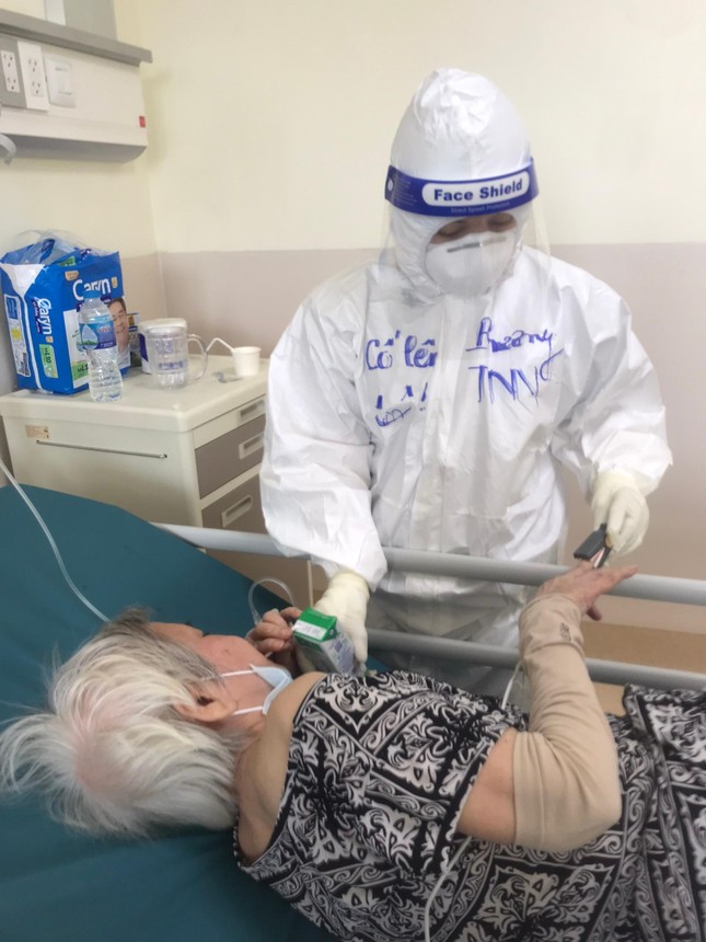 Tình nguyện viên Phật tử Nguyễn Thị Thu Phương đang chăm sóc một bệnh nhân cao tuổi