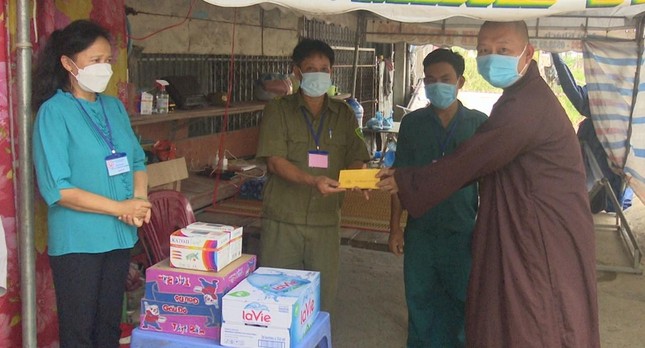 Đại đức Thích Giác Đàn trao quà tại chốt kiểm soát phòng, chống Covid-19 Đại đức Thích Giác Đàn trao quà tại chốt kiểm soát phòng, chống Covid-19