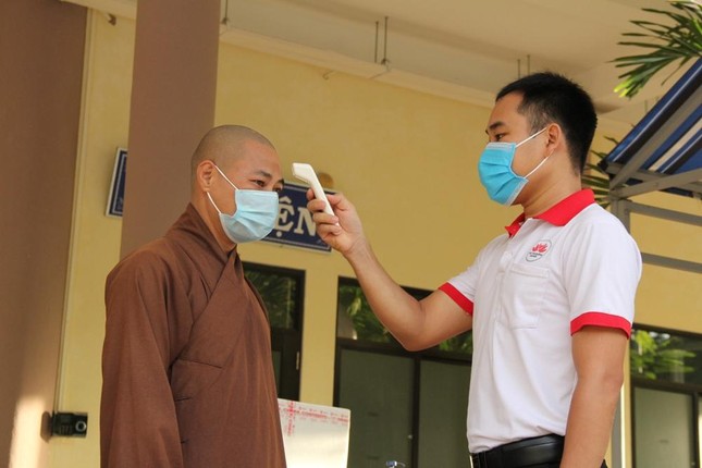 Cán bộ y tế tiến hành đo thân nhiệt chư tôn đức Hội đồng tuyển sinh và thí sinh tham gia kỳ thi Cán bộ y tế tiến hành đo thân nhiệt chư tôn đức Hội đồng tuyển sinh và thí sinh tham gia kỳ thi