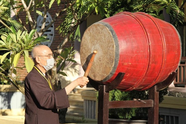 Hòa thượng Hội đồng giám sát kỳ thi khai trống hiệu lệnh Hòa thượng Hội đồng giám sát kỳ thi khai trống hiệu lệnh