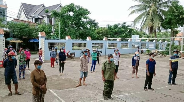 Bà con đến nhận quà thực hiện tốt nguyên tắc 5K Bà con đến nhận quà thực hiện tốt nguyên tắc 5K