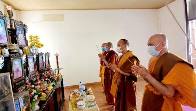 Chư Tăng dâng hương tưởng niệm bậc tổ sư Chư Tăng dâng hương tưởng niệm bậc tổ sư