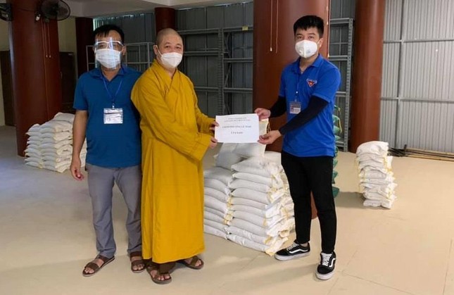 Thượng tọa Thích Thọ Lạc trao hỗ trợ gạo đến một số phường trên địa bàn TP.Vinh Thượng tọa Thích Thọ Lạc trao hỗ trợ gạo đến một số phường trên địa bàn TP.Vinh