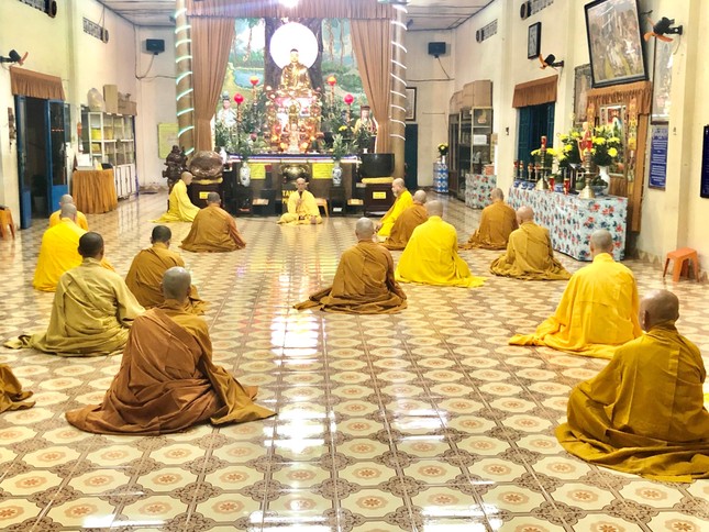 Hòa thượng trụ trì sách tấn hành giả an cư