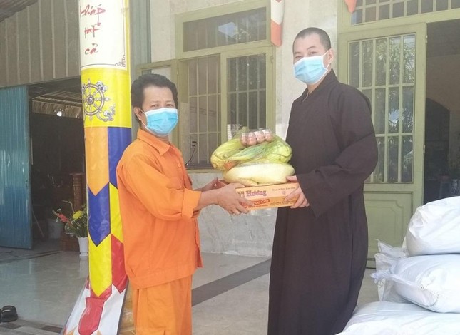 Đại đức Thích Lệ Lạc trao quà cho bà con địa phương Đại đức Thích Lệ Lạc trao quà cho bà con địa phương