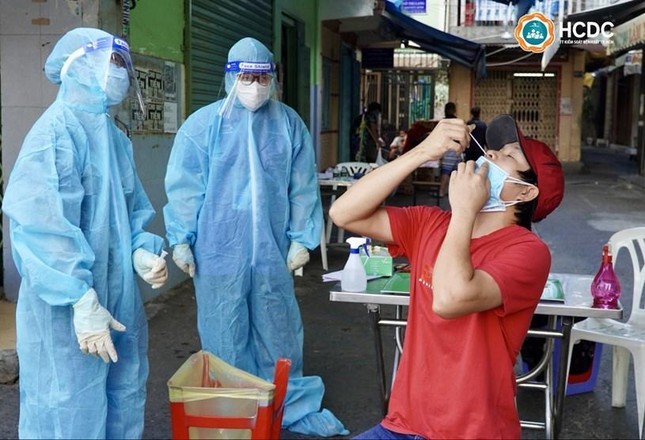 Người dân tự tay thực hiện lấy mẫu test nhanh cho chính mình theo hướng dẫn của nhân viên y tế Người dân tự tay thực hiện lấy mẫu test nhanh cho chính mình theo hướng dẫn của nhân viên y tế