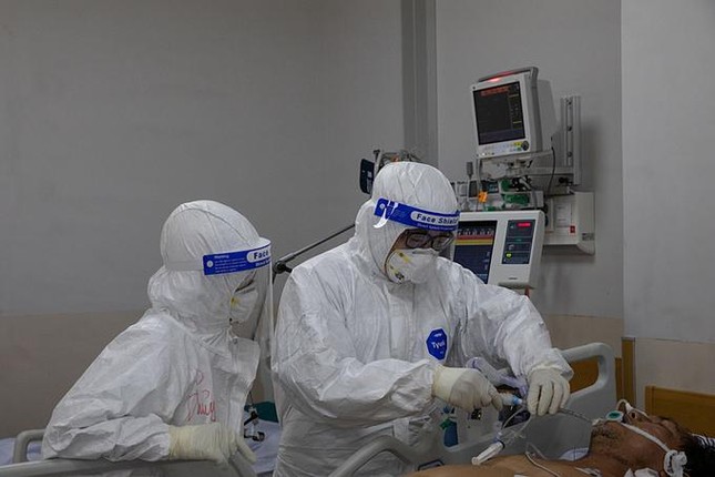 Nhân viên y tế điều trị các bệnh nhân nặng, nguy kịch tại Bệnh viện Hồi sức Covid-19, TP.Thủ Đức, - Ảnh: Thành Nguyễn Nhân viên y tế điều trị các bệnh nhân nặng, nguy kịch tại Bệnh viện Hồi sức Covid-19, TP.Thủ Đức, - Ảnh: Thành Nguyễn