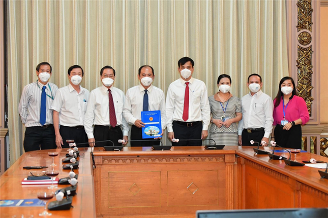 Ông Tăng Chí Thượng nhận quyết định bổ nhiệm làm Giám đốc Sở Y tế TP.HCM - Ảnh: UBND TP.HCM. Ông Tăng Chí Thượng nhận quyết định bổ nhiệm làm Giám đốc Sở Y tế TP.HCM - Ảnh: UBND TP.HCM.