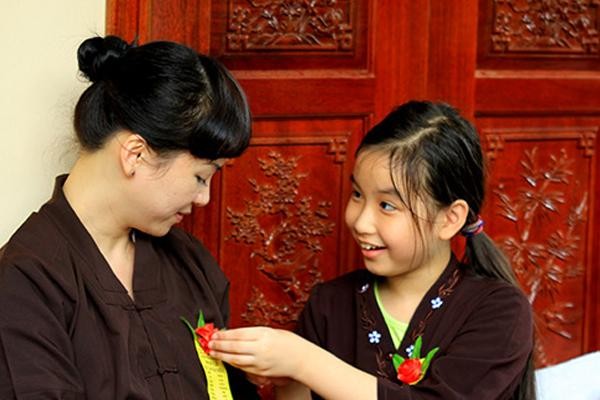 Hạnh phúc biết bao khi còn được cài hoa hồng đỏ trên ngực áo mỗi độ Vu lan về - Ảnh minh họa