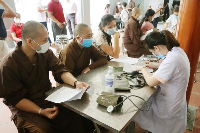 Ngay từ sáng sớm, rất đông Tăng Ni, Phật tử và nhân dân đã đến đăng ký tham gia chương trình