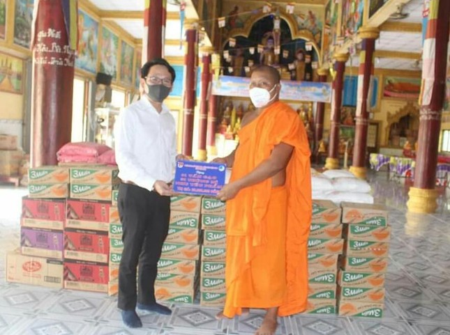 Ông Trần Trí Cường tặng nhu yếu phẩm đến Huyện hội Ông Trần Trí Cường tặng nhu yếu phẩm đến Huyện hội