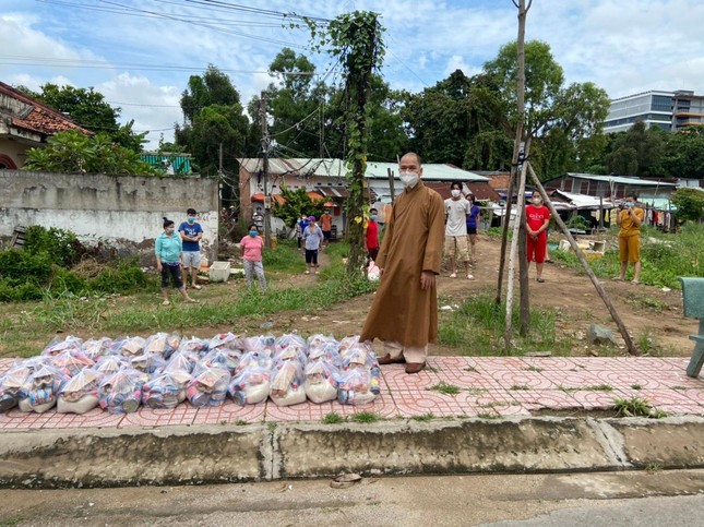 Đại đức Thích Vạn Mẫn, trụ trì chùa Hồng Liên tặng quà khu phòng trọ Đại đức Thích Vạn Mẫn, trụ trì chùa Hồng Liên tặng quà khu phòng trọ