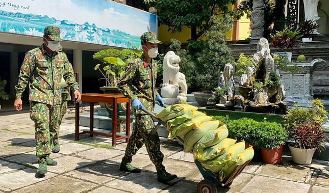 Các chiến sĩ bộ đội hỗ trợ vận chuyển lương thực tại chùa Bát Nhã để tặng người dân Các chiến sĩ bộ đội hỗ trợ vận chuyển lương thực tại chùa Bát Nhã để tặng người dân