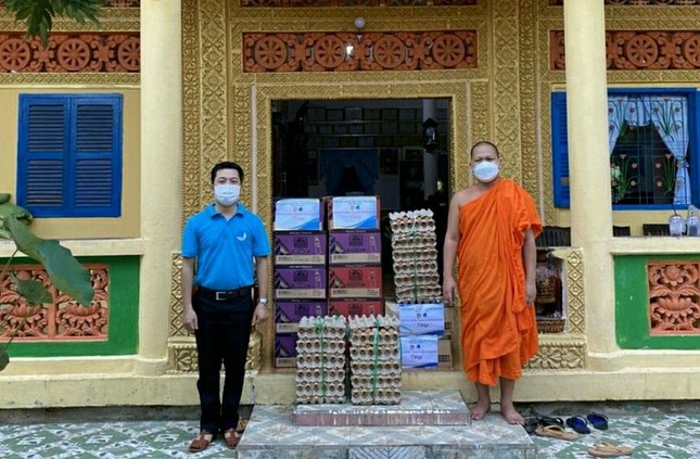 Phó Bí thư Tỉnh đoàn Võ Minh Nhựt tặng quà đến chùa Bãi Xào Giữa Phó Bí thư Tỉnh đoàn Võ Minh Nhựt tặng quà đến chùa Bãi Xào Giữa