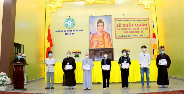 Các tình nguyện viên Phật giáo tỉnh Bình Dương nhận bằng tuyên dương công đức