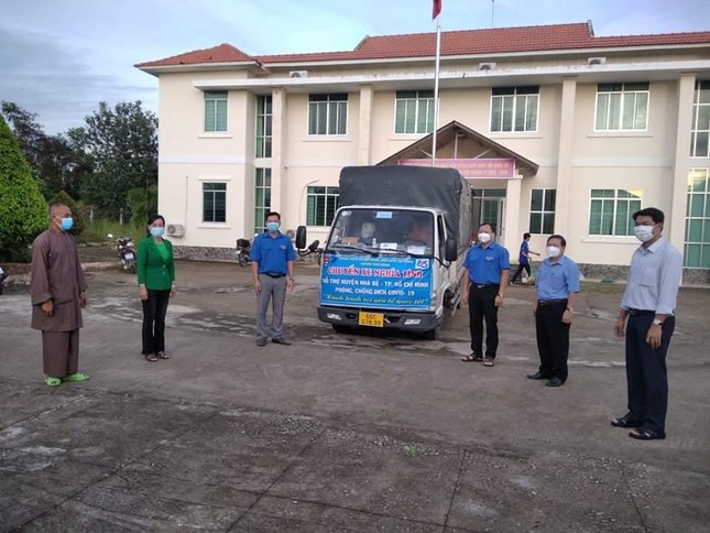 Thượng tọa Thích Thiện Quý (bìa trái) ủng hộ 2 tấn nông sản đến huyện Nhà Bè