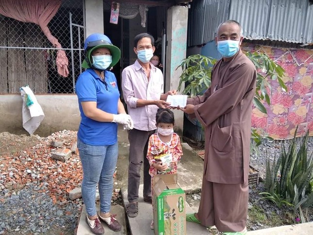 Thượng tọa Thích Thiện Quý tặng sữa và tiền mặt cho hộ có hoàn cảnh khó khăn