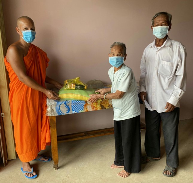 Chùa Bãi Xào Giữa tặng quà cho các cụ già khó khăn Chùa Bãi Xào Giữa tặng quà cho các cụ già khó khăn