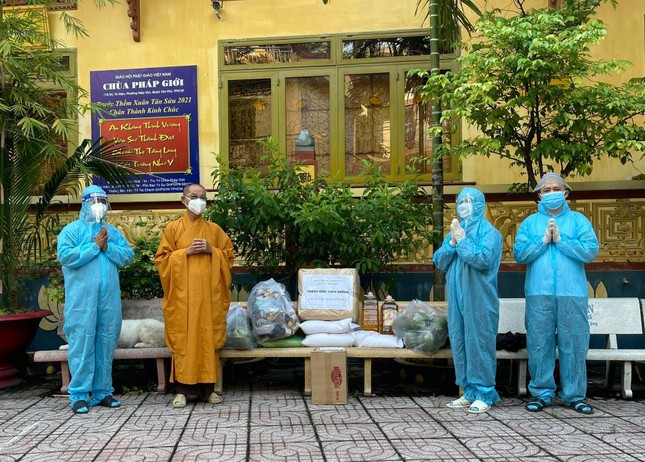 Đại đức Thích Nguyên Trang và Đại đức Thích Trí Bửu vấn an sức khỏe Hòa thượng Thích Huệ Văn, Chứng minh Ban Trị sự GHPGVN quận Tân Phú