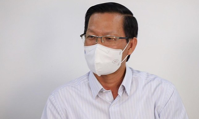 Chủ tịch UBND TP.HCM Phan Văn Mãi giải đáp những thắc mắc của người dân - Ảnh: Hữu Công