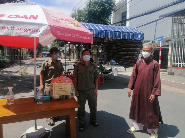 Đại đức Thích Lê Hùng, trụ trì chùa Bình Phước tặng quà tại các chốt kiểm soát dịch bệnh Đại đức Thích Lê Hùng, trụ trì chùa Bình Phước tặng quà tại các chốt kiểm soát dịch bệnh