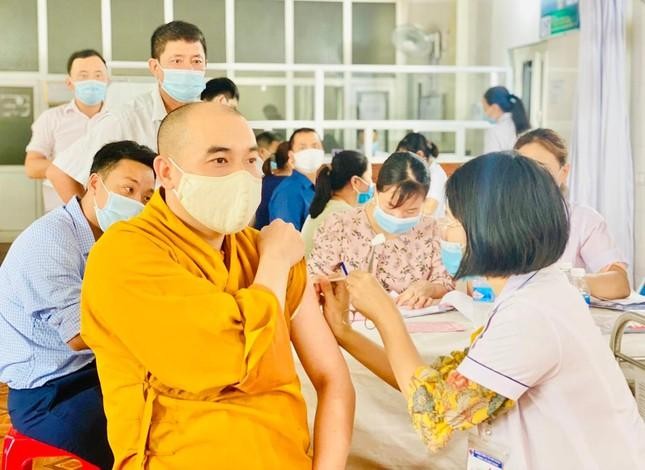 Chư Tăng ở Nghệ An được tiêm vắc-xin phòng Covid-19
