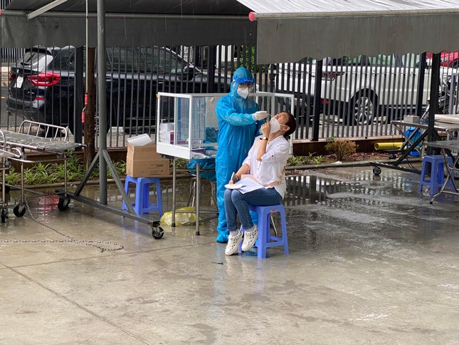 Tình nguyện viên tham gia hiến máu tại Bệnh viện Đà Nẵng được xét nghiệm nhanh Covid-19