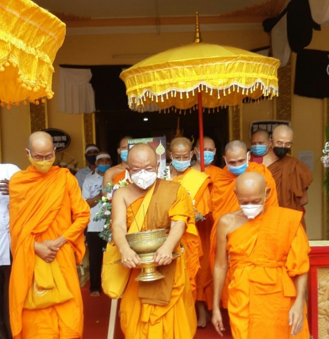 Cung thỉnh bát hương, di ảnh, y bát rời Giác linh đường