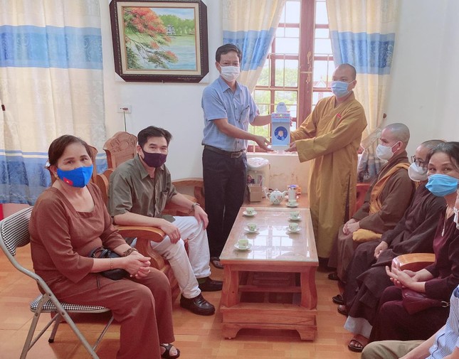 Trao tặng máy rửa tay sát khuẩn tự động tới UBND xã Quỳnh Long Trao tặng máy rửa tay sát khuẩn tự động tới UBND xã Quỳnh Long