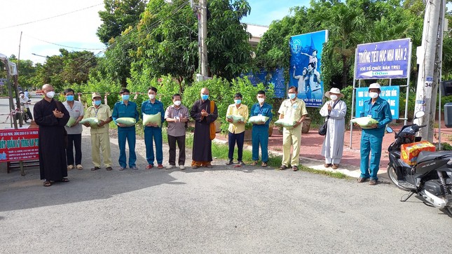 Tặng quà tại chốt kiểm soát phòng chống dịch bệnh xã Tân Nhuận Đông Tặng quà tại chốt kiểm soát phòng chống dịch bệnh xã Tân Nhuận Đông