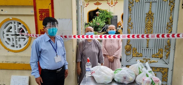 Hỗ trợ quà đến chùa Huệ Lâm (quận 8) đang nằm trong khu vực bị phong tỏa Hỗ trợ quà đến chùa Huệ Lâm (quận 8) đang nằm trong khu vực bị phong tỏa