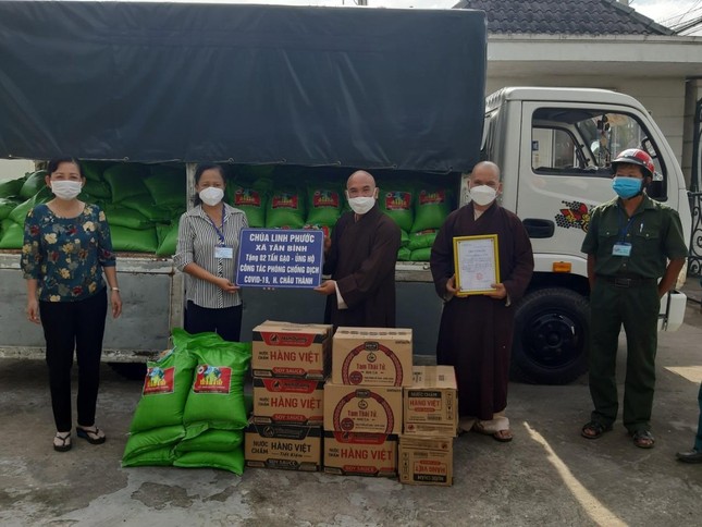 Chùa Linh Phước trao quà hỗ trợ công tác phòng chống dịch Covid-19