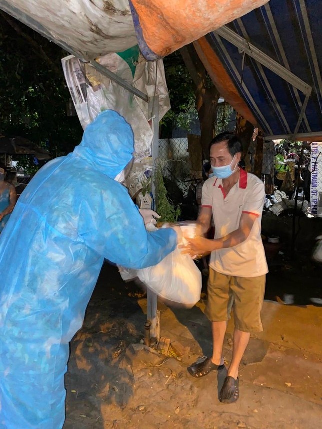 Từng phần qua được trao đến tận tay người dân ở khu nhà trọ trong đêm