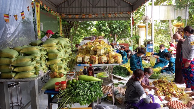 Các tình nguyện viên, Phật tử đang hỗ trợ nhà chùa chuẩn bị các phần quà Các tình nguyện viên, Phật tử đang hỗ trợ nhà chùa chuẩn bị các phần quà