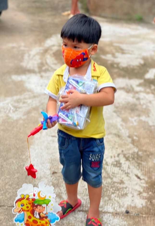 Em vui nhận quà Em vui nhận quà