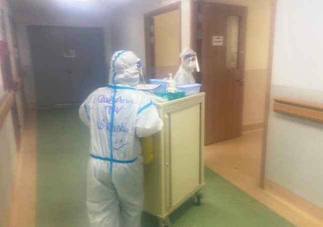 Chị Quế Anh là đi theo ca kíp của bác sĩ, phụ các bác sĩ chăm sóc bệnh nhân