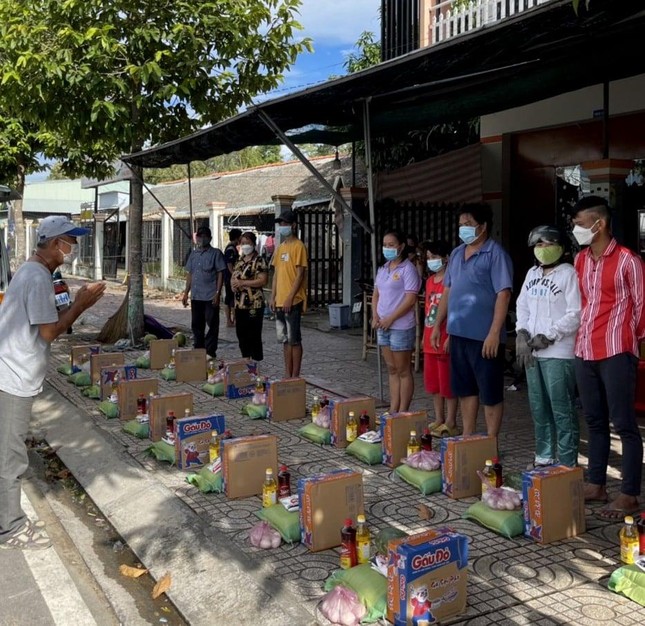 Phật tử, bác sĩ Nguyễn Hiếu Nhân tặng quà cho các công nhân ở trọ khu vực thị trấn Tràm Chim Phật tử, bác sĩ Nguyễn Hiếu Nhân tặng quà cho các công nhân ở trọ khu vực thị trấn Tràm Chim
