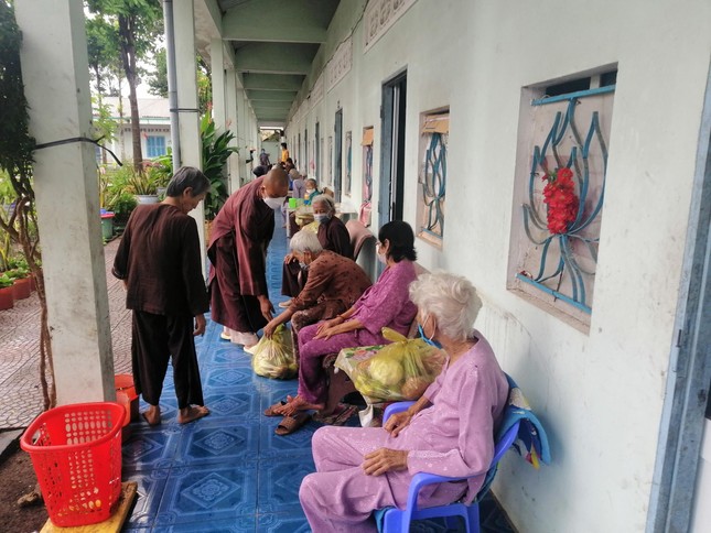 Trao quà đến các cụ già ở nhà dưỡng lão chùa Liên Bửu Trao quà đến các cụ già ở nhà dưỡng lão chùa Liên Bửu