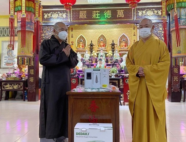 Thượng tọa Thích Lệ Quang trao máy trợ thở tại chùa Long Hoa, quận 8 Thượng tọa Thích Lệ Quang trao máy trợ thở tại chùa Long Hoa, quận 8